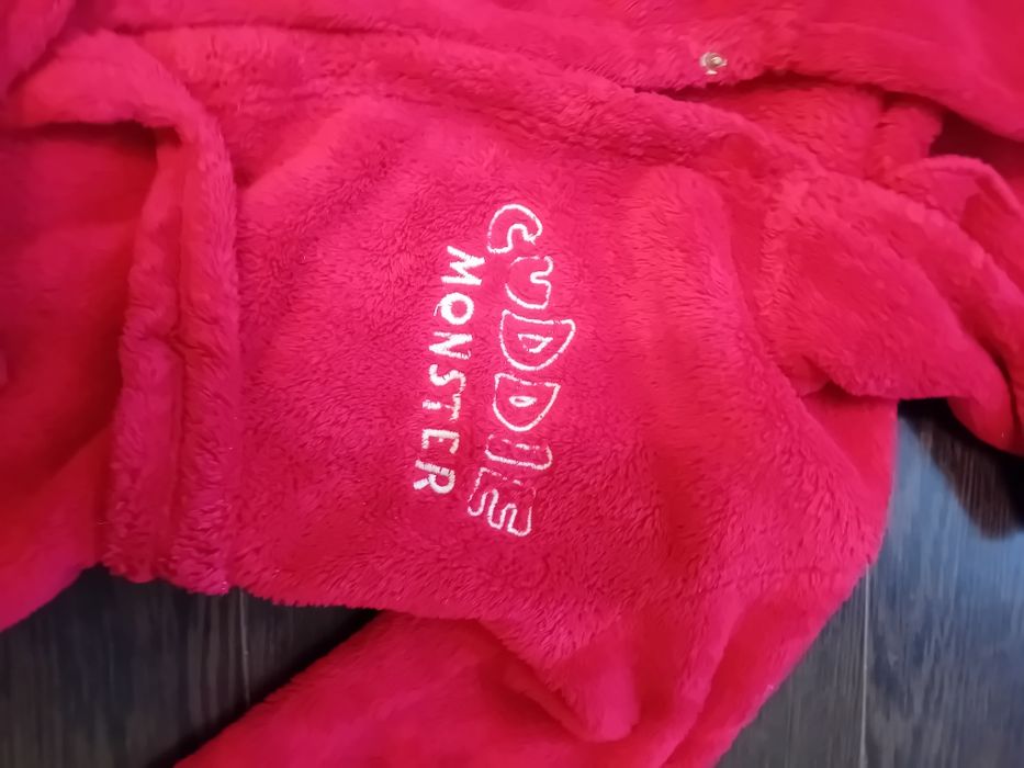 Szlafrok czerwony potwór