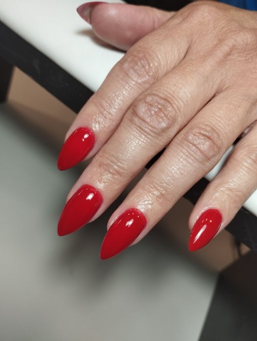 Моделі манікюр, вії, брови