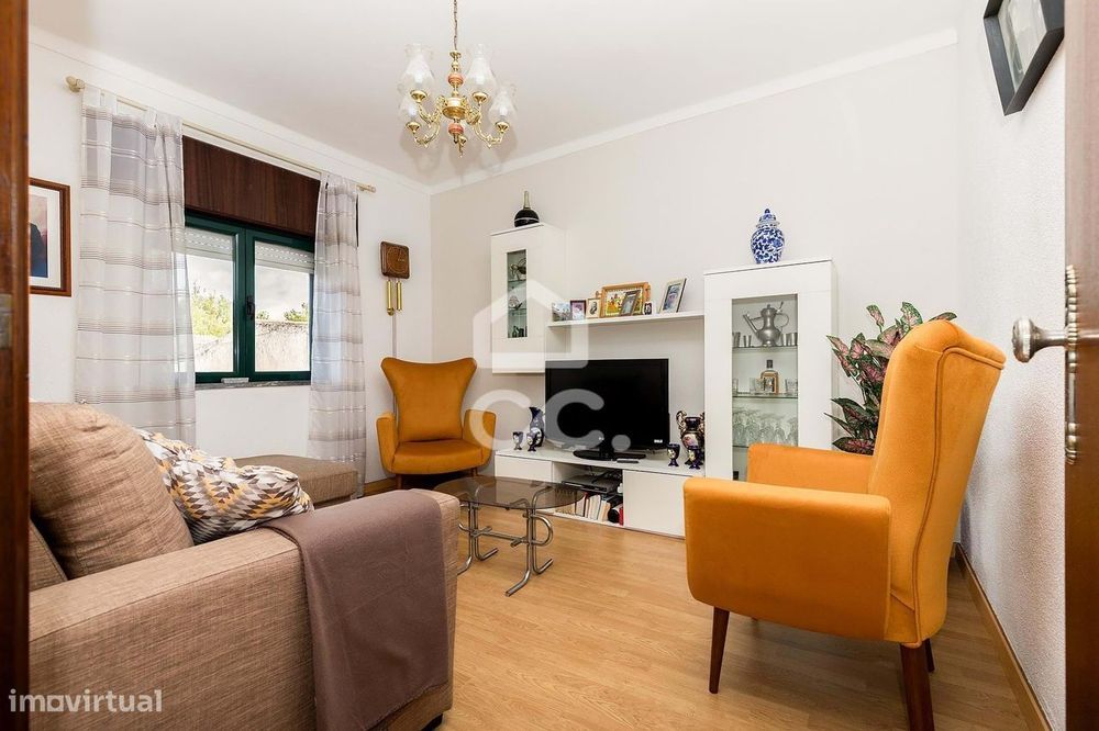 Moradia Térrea T2+1, com um T1 no  Sótão, um Anexo com cozinha, Quinta