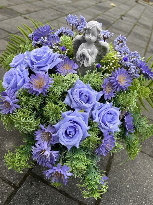 Kompozycja nagrobna z aniołkiem, stroik na grób dziecka