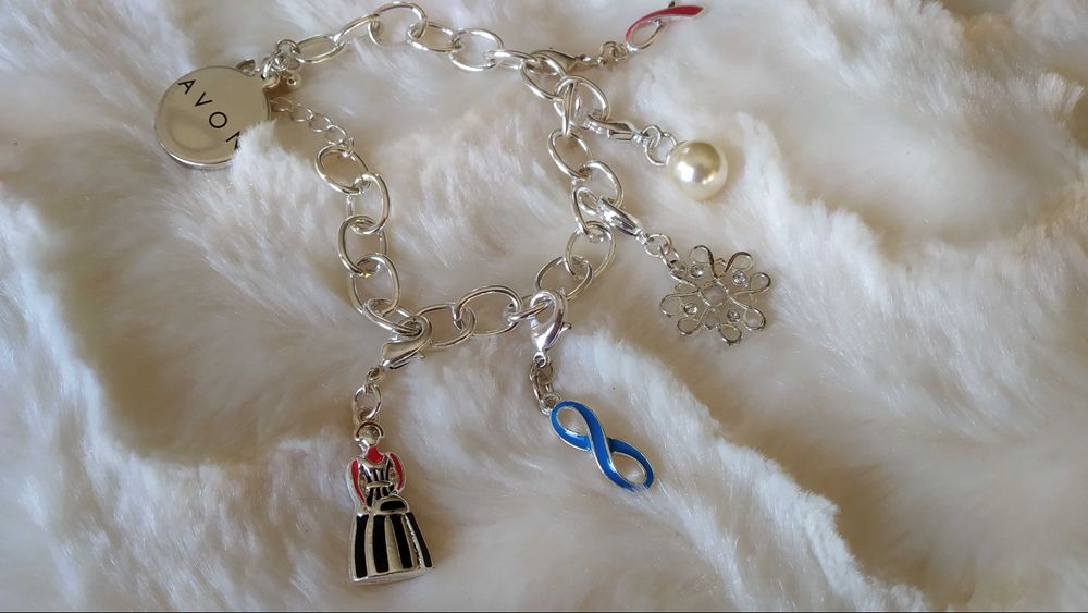 Pulseira com pendentes Avon - Nova