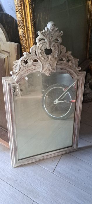 Espelho com moldura de madeira