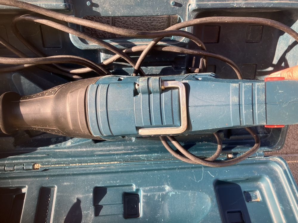 Bosch GSA 1100 E шабельна пила ножовка