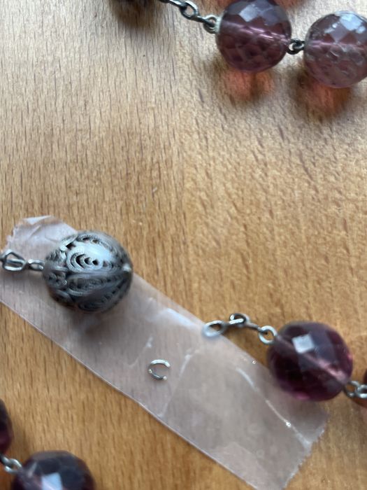 Terço em vidro com cristo e varias medalhas