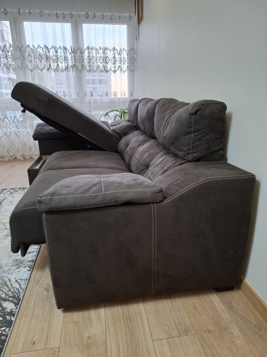 Sofá chaise longue preto.