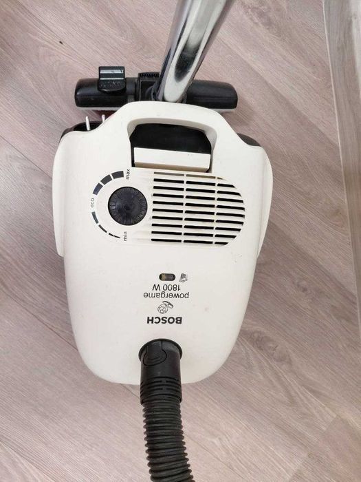 Пилосос Bosch 1800W (потужність)