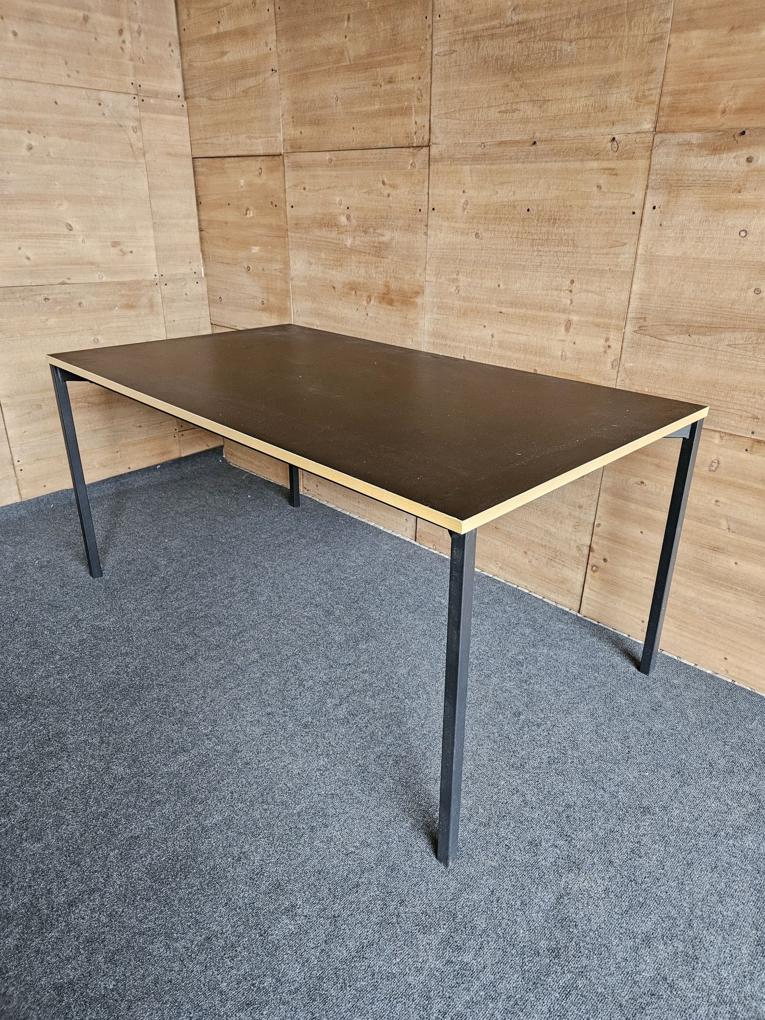 Duży czarny rozkładany stół ze złotą ramką