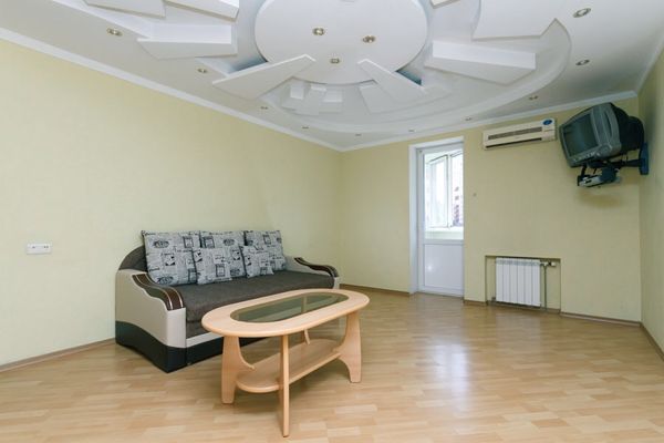 АСдам посуточно двухкомнатную квартиру на Урловской