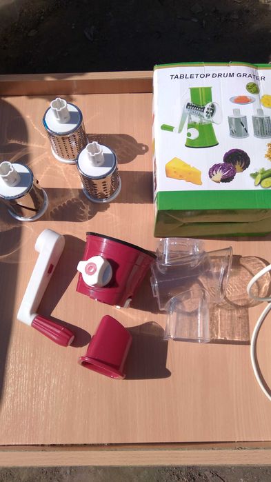 Насадки та інше два кухонні комбайни Philips HR7758 та HR7735