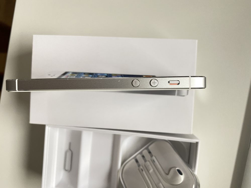 Biało- srebrny iPhone 5 16 GB zestaw słuchawki nowe + etui LV