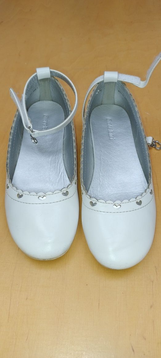 Buty balerinki dziewczęce białe z paskiem