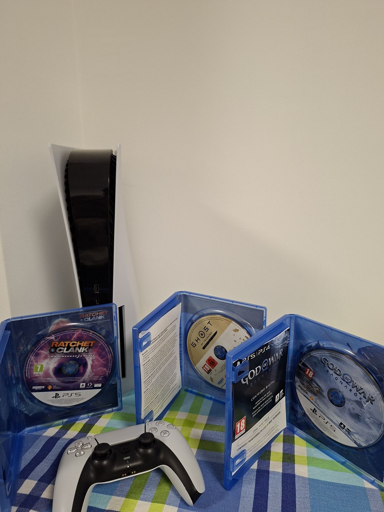 Vendo Play Station 5 C/Leitor Cds 1 comando + 3 Jogos