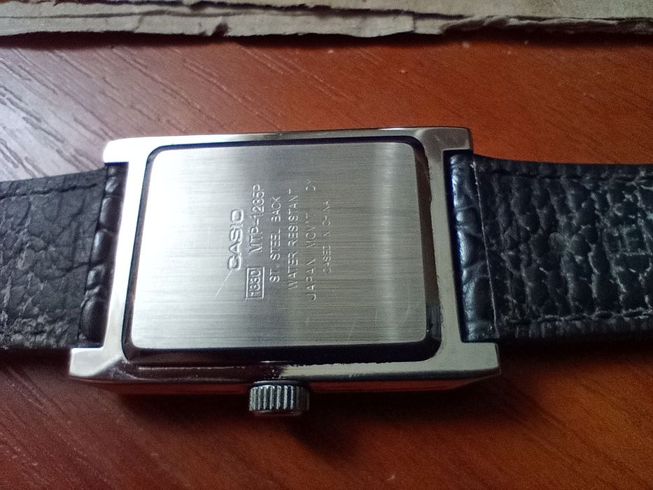 Casio z paskiem ze skóry z nową baterią stan b.dobry okazja...