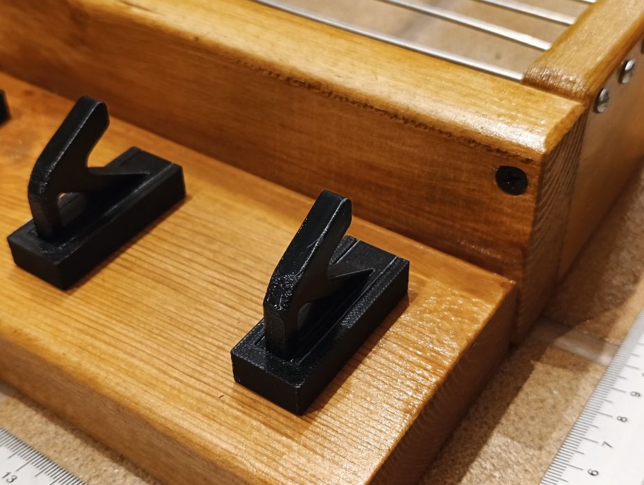 Drewniany wieszak na klucze z półką