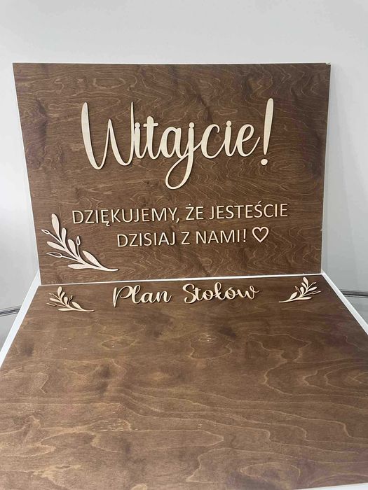 Tablica powitalna i plan stołów