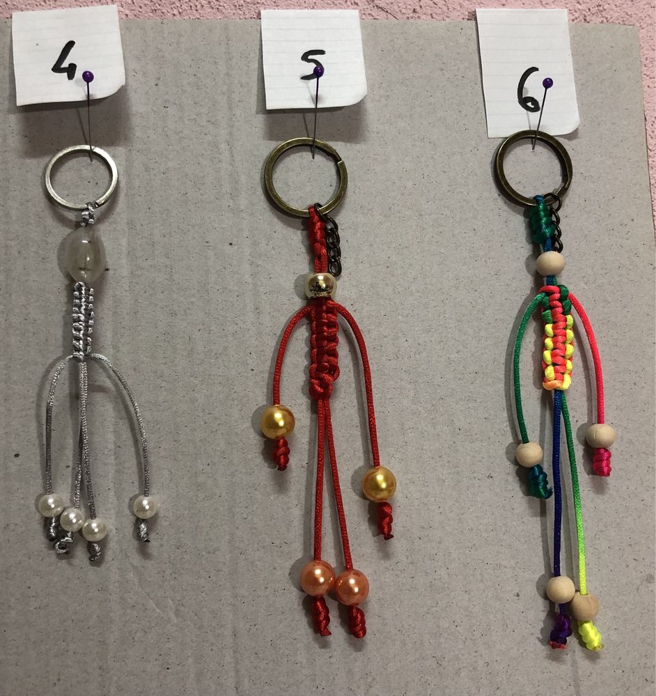 Pulseiras e porta chaves