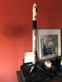 Model rakiety Falcon 9 z dodatkami - skala 1:75 (metr wysokości!)