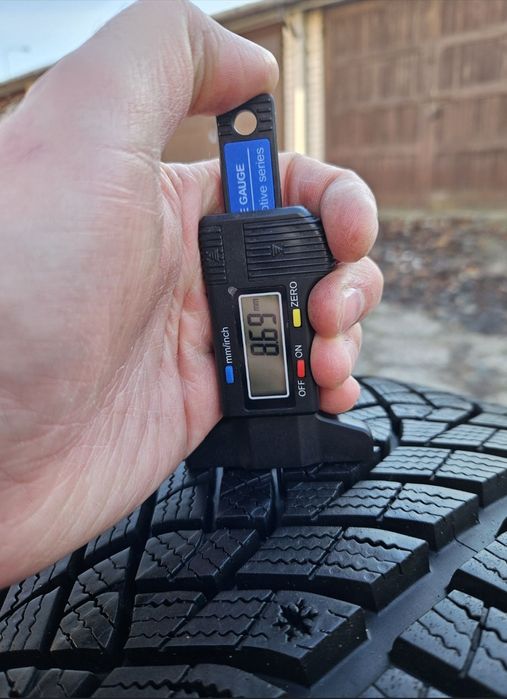 Opony zimowe Goodyear 225/40/18 jak NOWE !!! 4szt