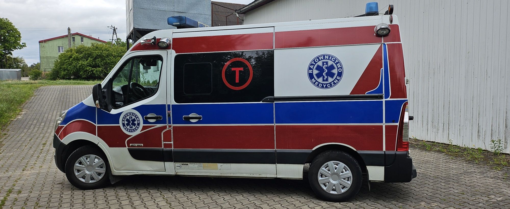 Ambulans karetka  Renault Master 2.3 dci przejscie Auto Form nosze