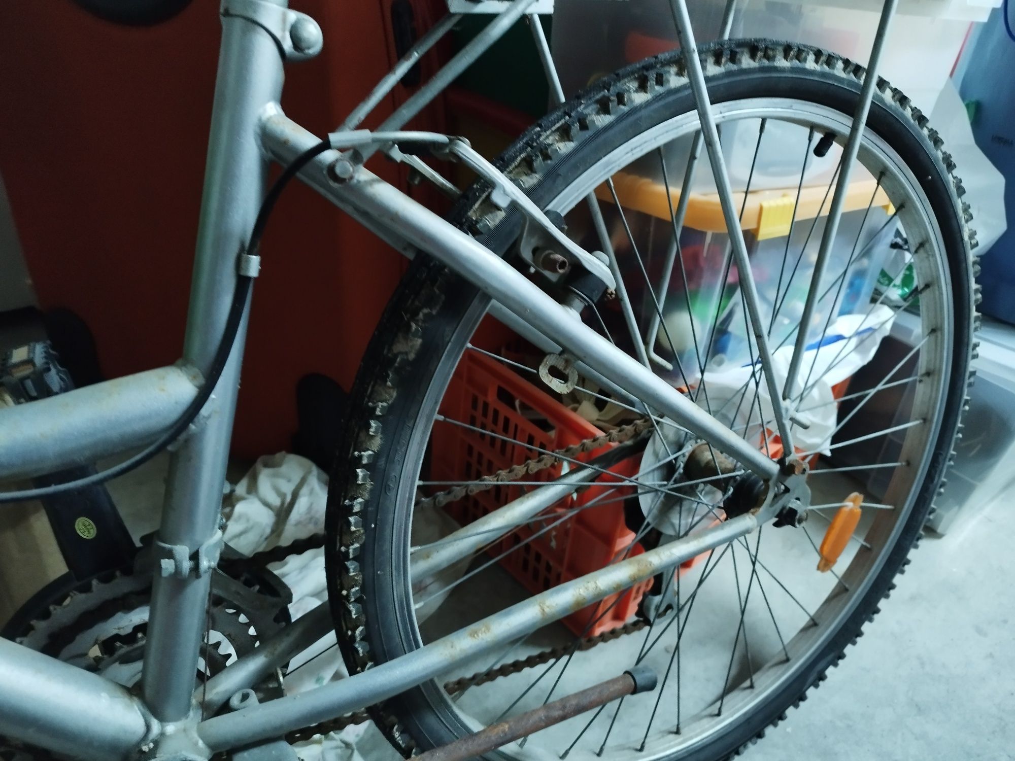 Bicicleta de cidade prateada senhora