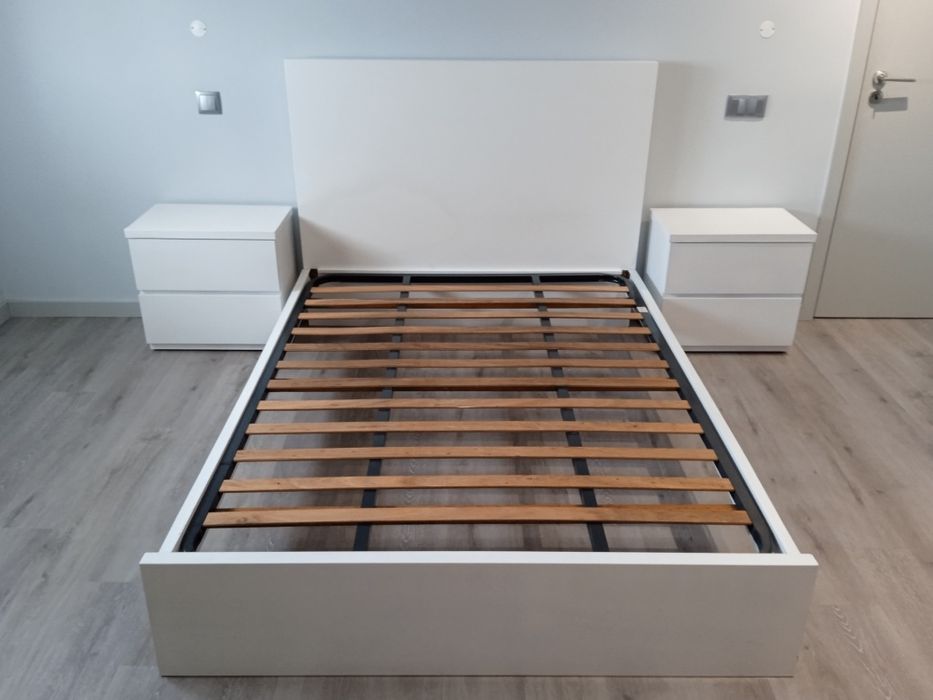 Cama de casal com estrado + 2 mesas de cabeceira