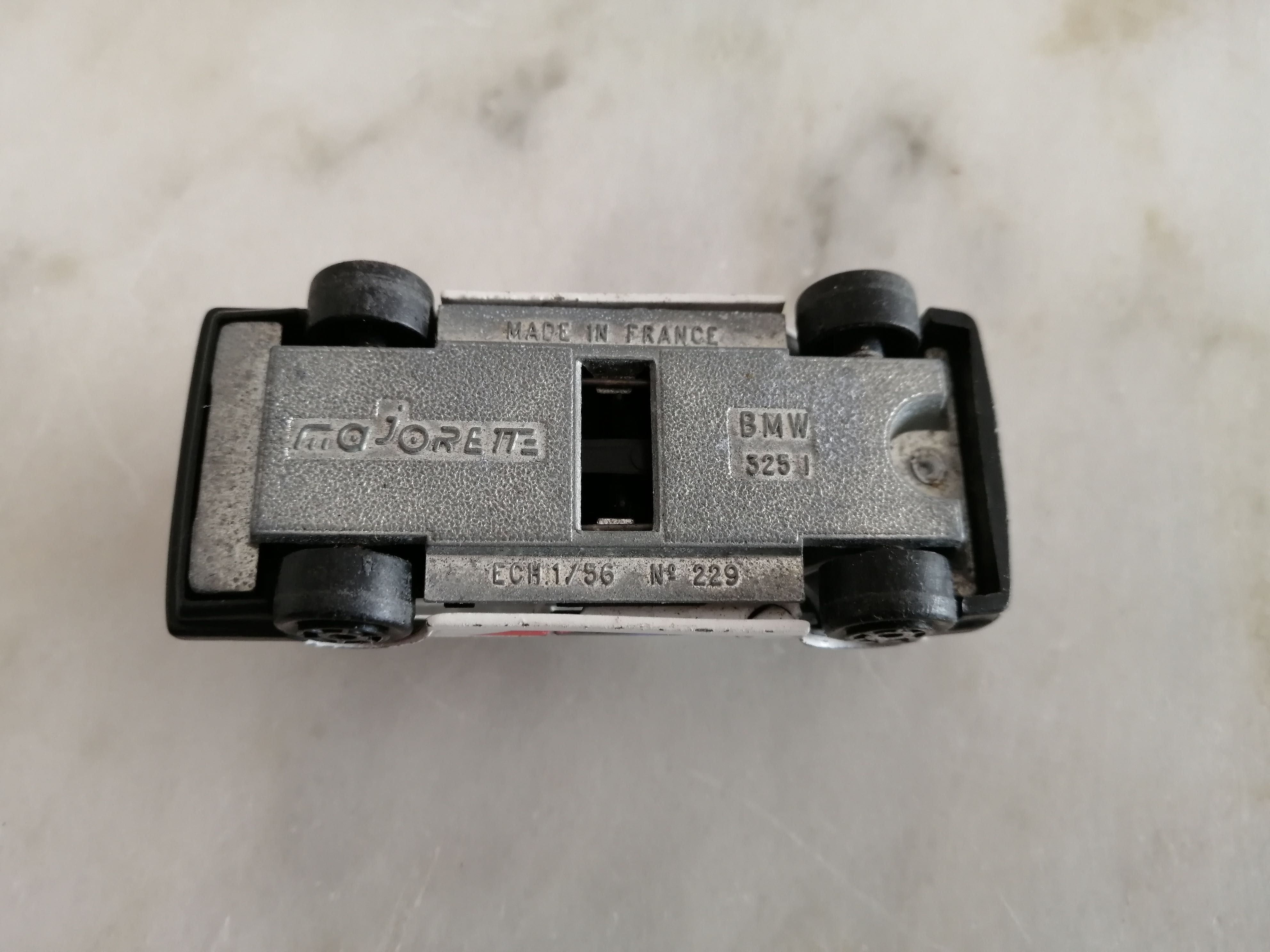 miniatura bmw 325I