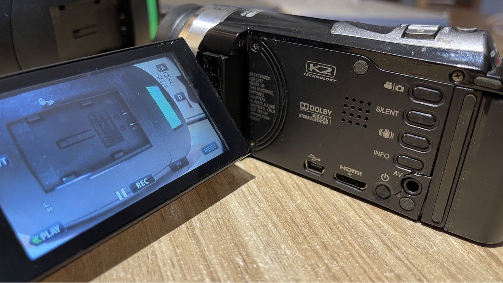 Продам WiFi Full HD відеокамеру JVC GZ-EX 315BE, 2 акумулятори