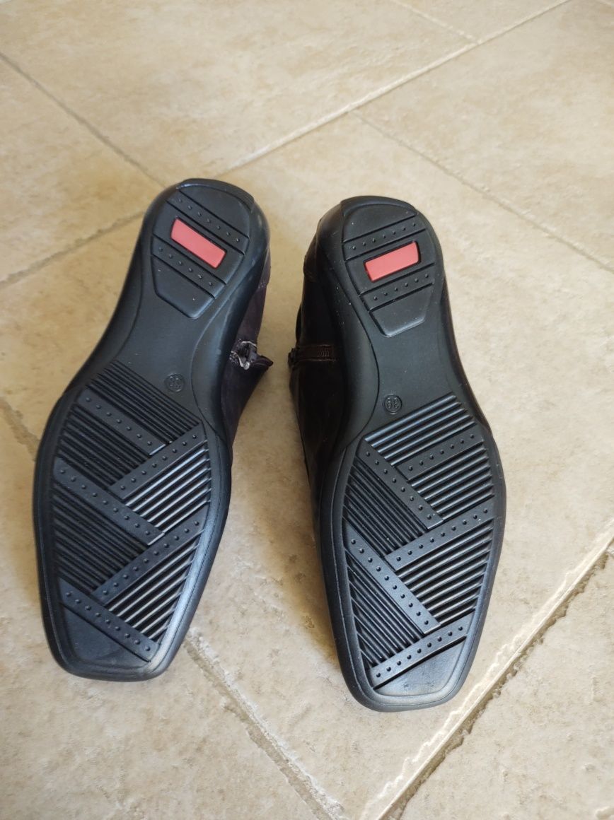 Sapatos de homem novos em pele