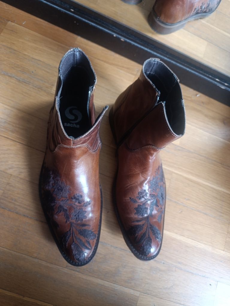 Botas em couro com estampagem florida
