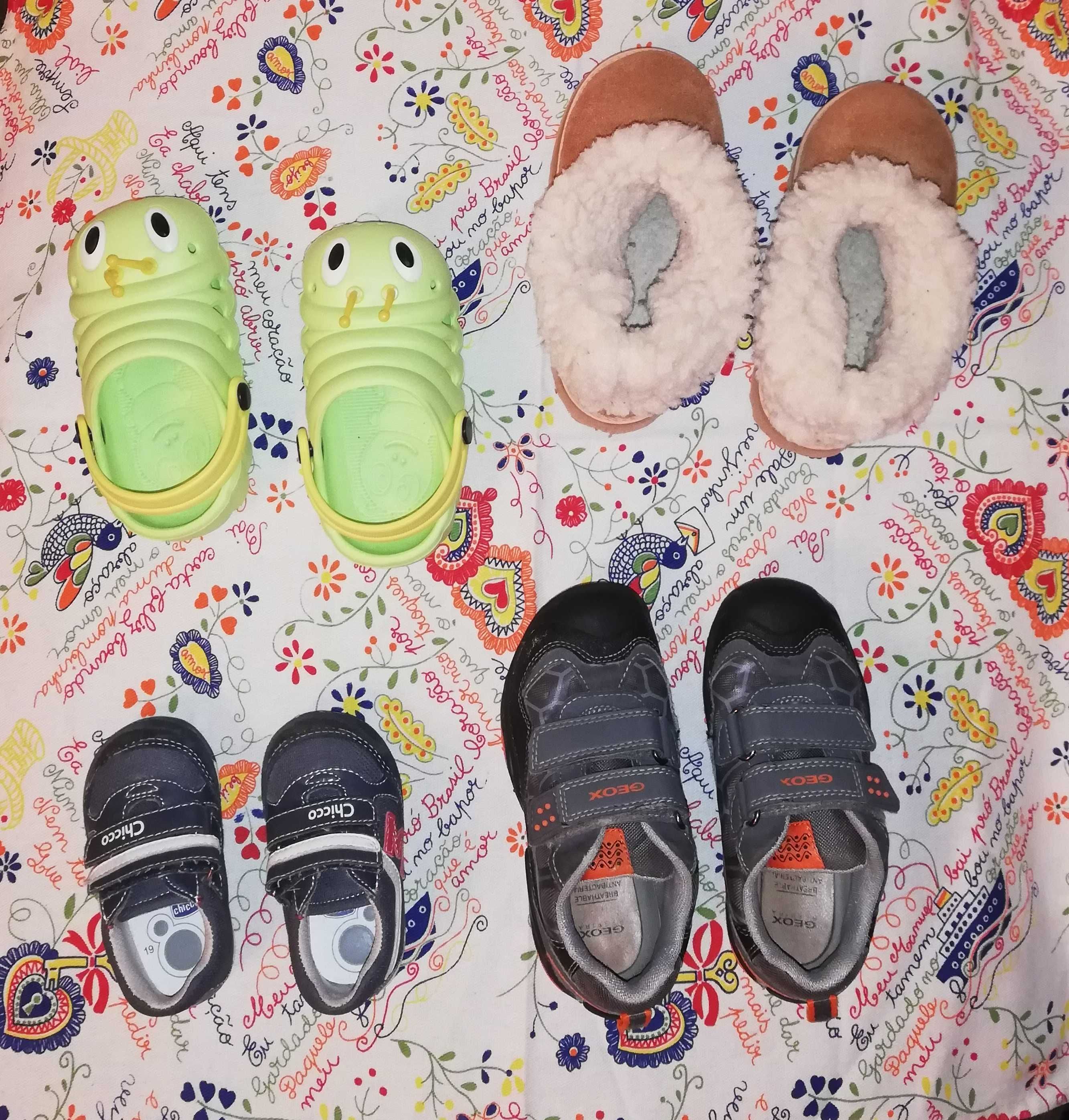 Sapatilhas Chicco e Geox, 'crocs' novos e pantufas Serra Estrela