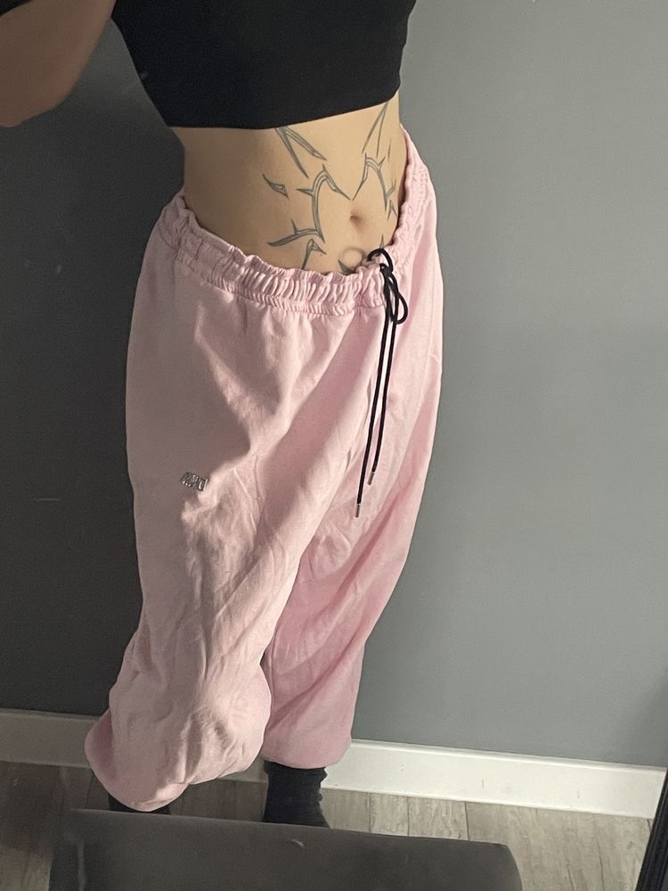 różowe spodnie dkny