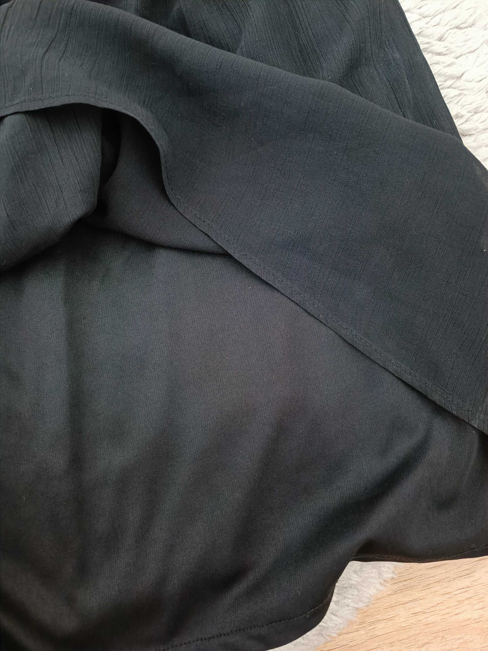 Mała czarna sukienka z kołnierzykiem Bershka r S