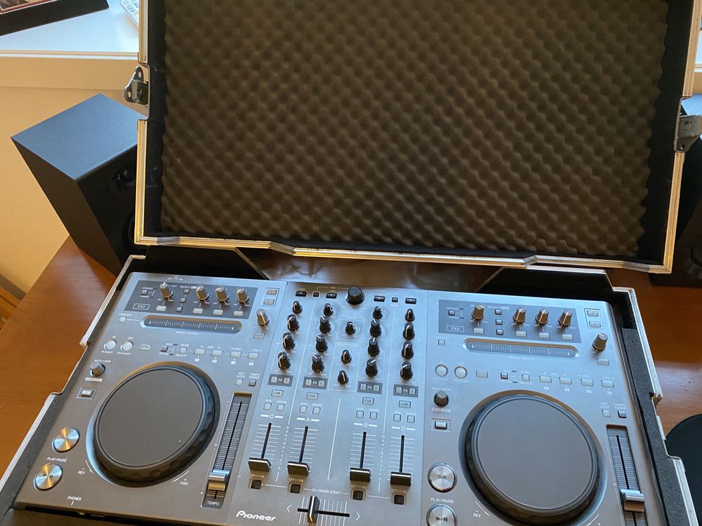 Pioneer DDJ-T1 em bom estado.