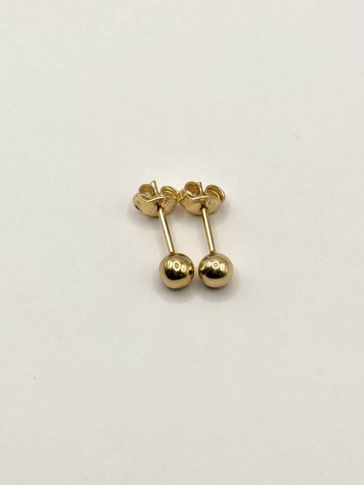 Złote kolczyki kulki