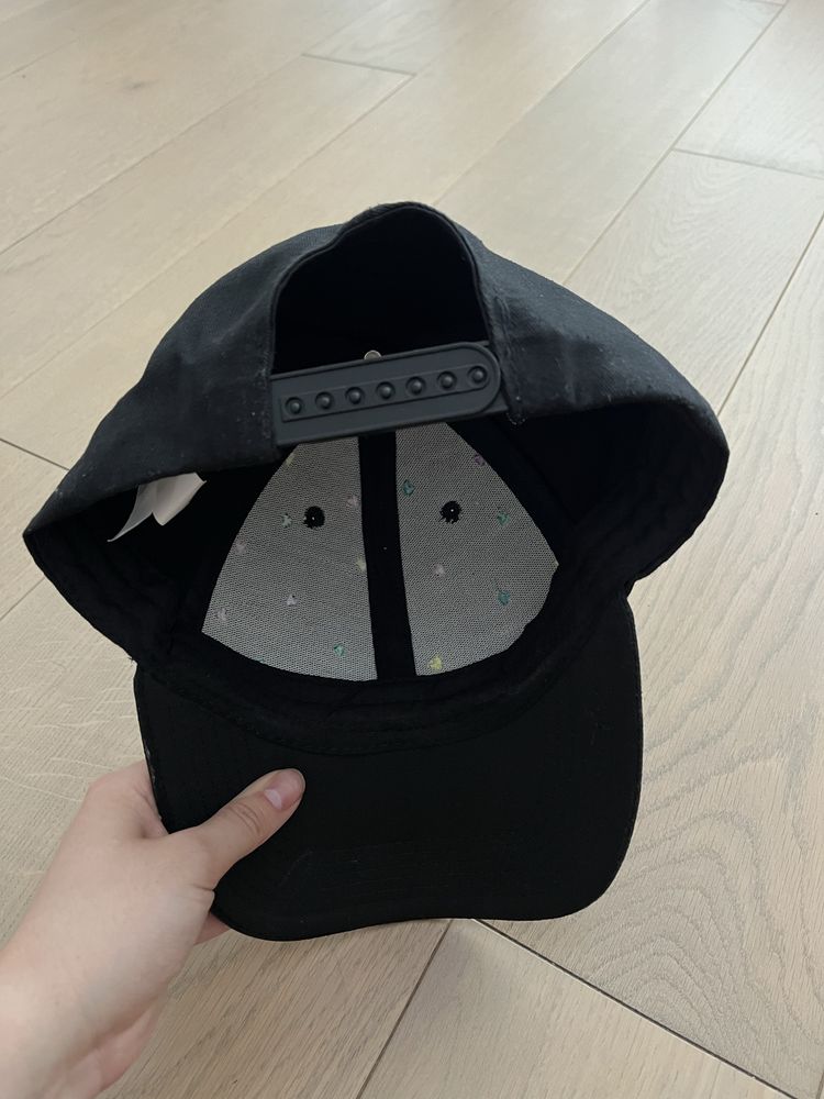 Czapka z daszkiem z wyszywanymi serduszkami