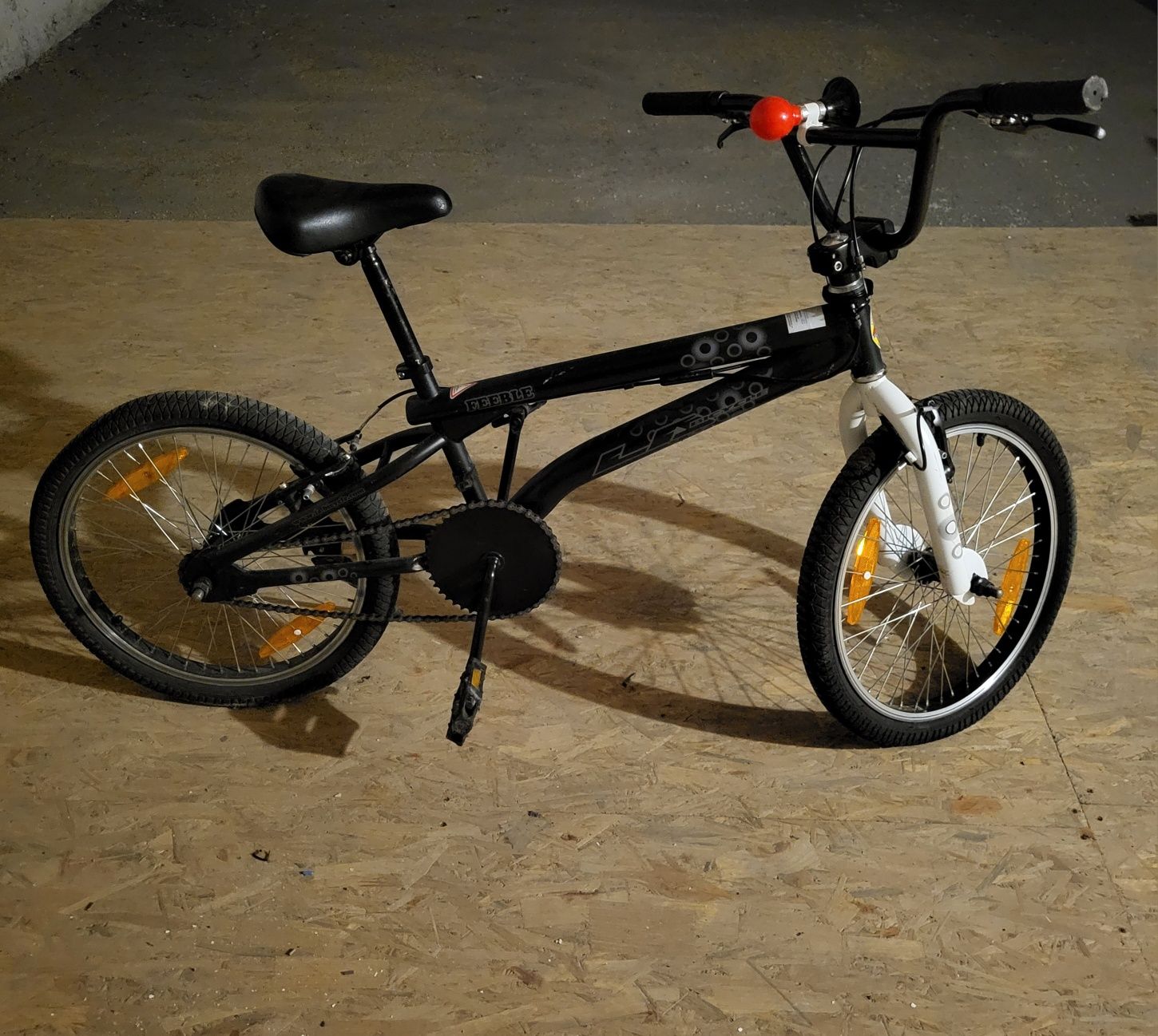 Czarno biały rower BMX