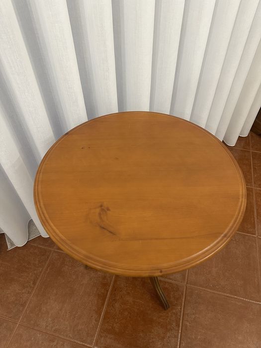 Mesa redonda em madeira