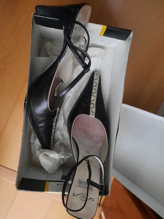 Sandalia-sapato e sapato preto de Senhora