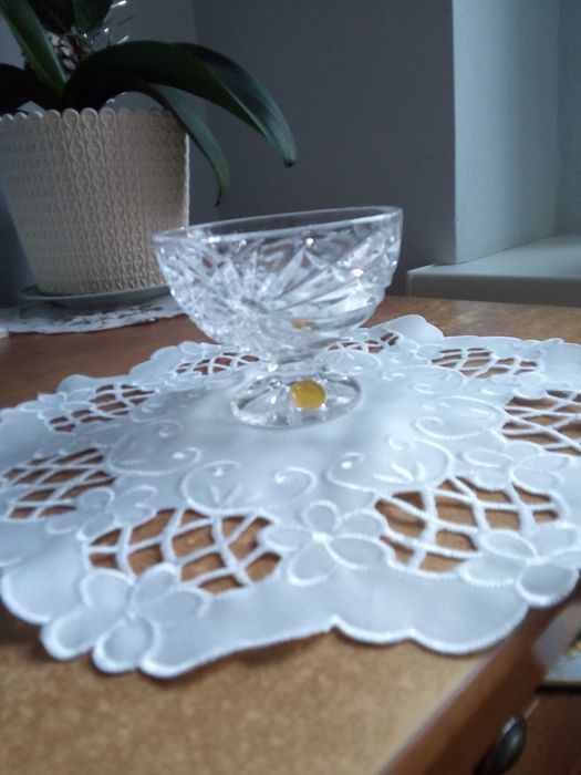 Pucharek czarka na stopce białe szkło kryształ