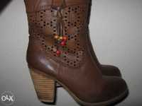 Botas castanhas em pele