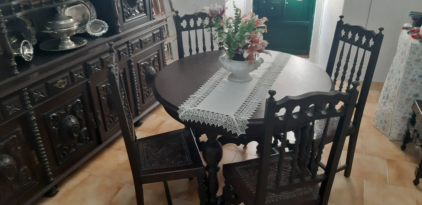 Móvel de sala com mesa e 4 cadeiras