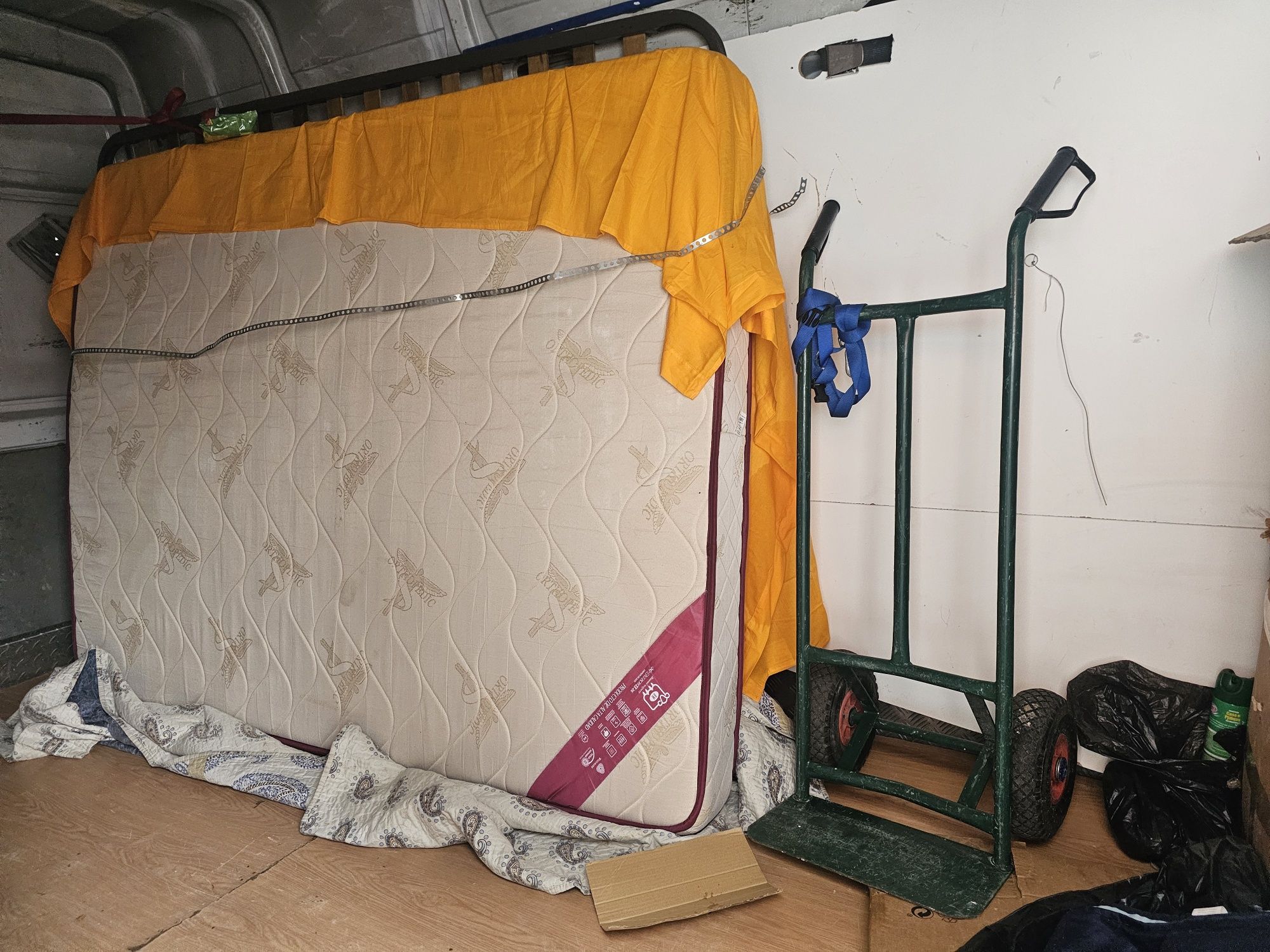 Vendo cama de casal  com ou sem  colchão