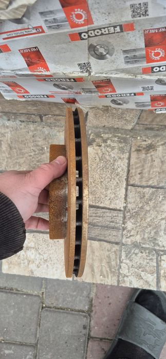 Продам комплект диски тормозние