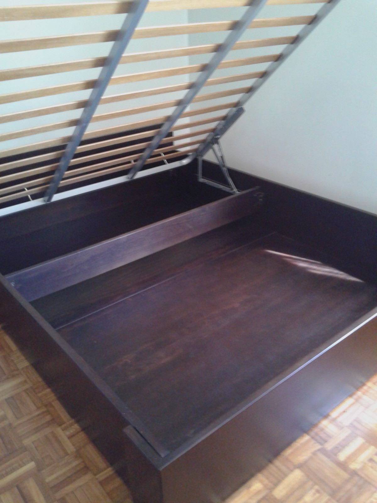 Cama de casal em madeira Nogueira maciça+estrado+colchão (Usada)