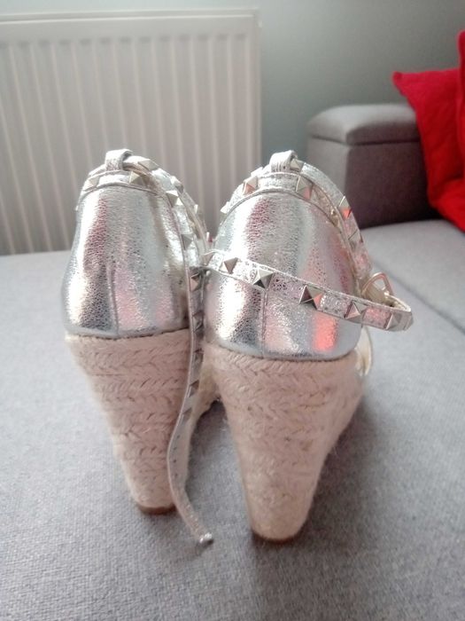 Letnie sandały na koturnie