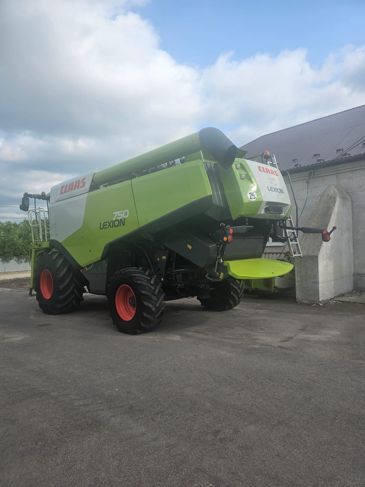 Продам Claas Lexion 750