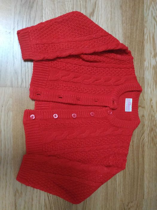 Czerwony ciepły sweterek roz. 86
