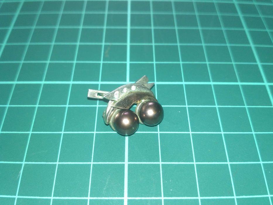 Сегьги серебряные со вставкой золота и черным жемчугом