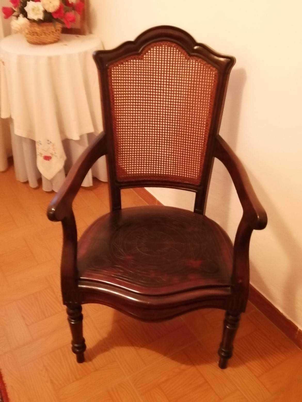 Cadeira seculo XVIII em Pau Santo, estilo Dna Maria
