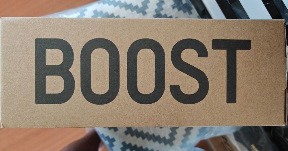 Vendo caixa de yeezy 350.